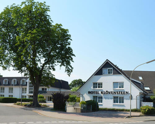 Relaxing stay situated idyllic at the 4-star Ringhotel Kloevensteen in Hamburg-Schenefeld